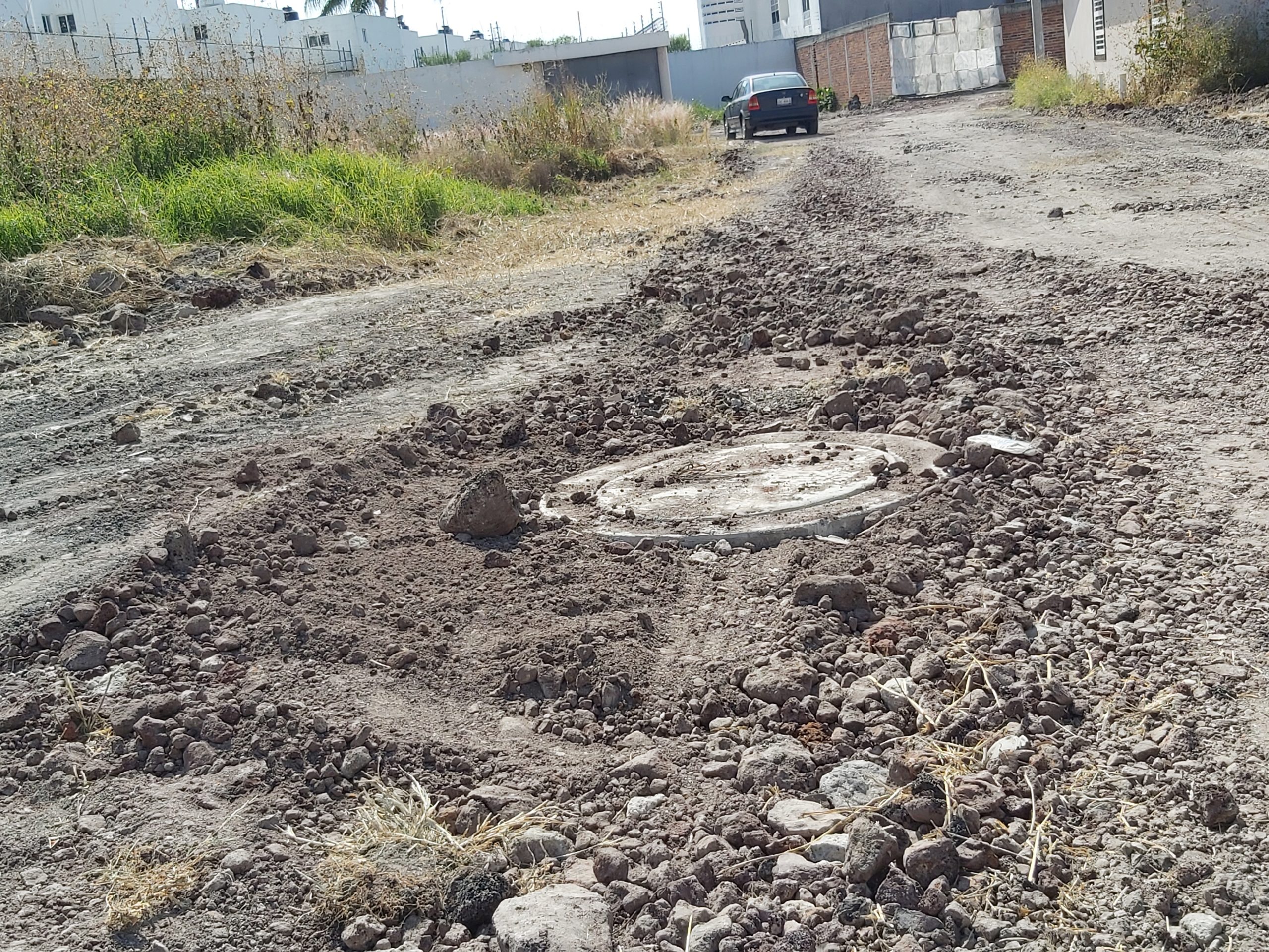 CAMINO DE TIERRA. VECINOS DE LA COLONIA LÁZARO CÁRDENAS PIDEN APOYO A LAS AUTORIDADES PARA PAVIMENTACIÓN DE LA MISMA.