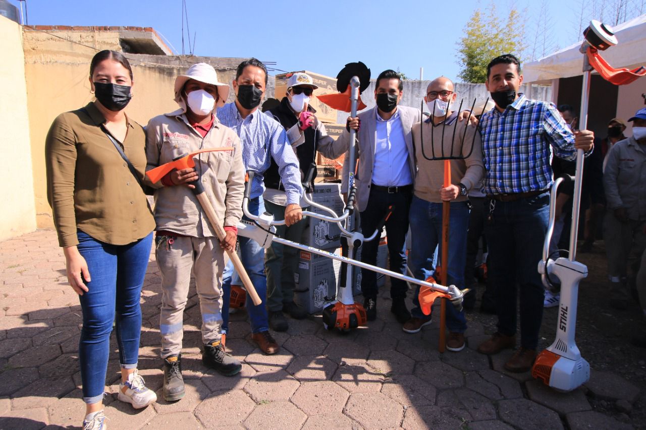 ENTREGAN EQUIPO NUEVO A TRABAJADORES DE PARQUES Y JARDINES Y RASTRO MUNICIPAL.