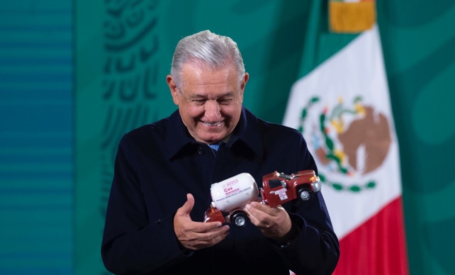 AMLO PRESUME JUGUETES QUE LE HAN REGALADO LOS CIUDADANOS CON MOTIVO DE LA NAVIDAD.