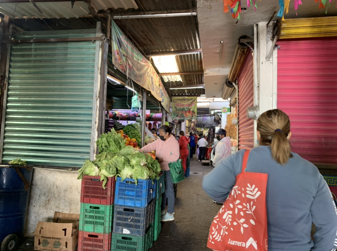 PIDEN A COMERCIANTES DEL MERCADO QUE USEN CUBREBOCAS 😷