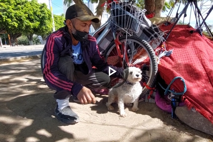 DON FERNANDO NO TIENE HOGAR, PERO LO QUE SOLICITA ES APOYO PARA EL PERRITO QUE RESCATÓ, YA QUE FUE ATROPELLADO
