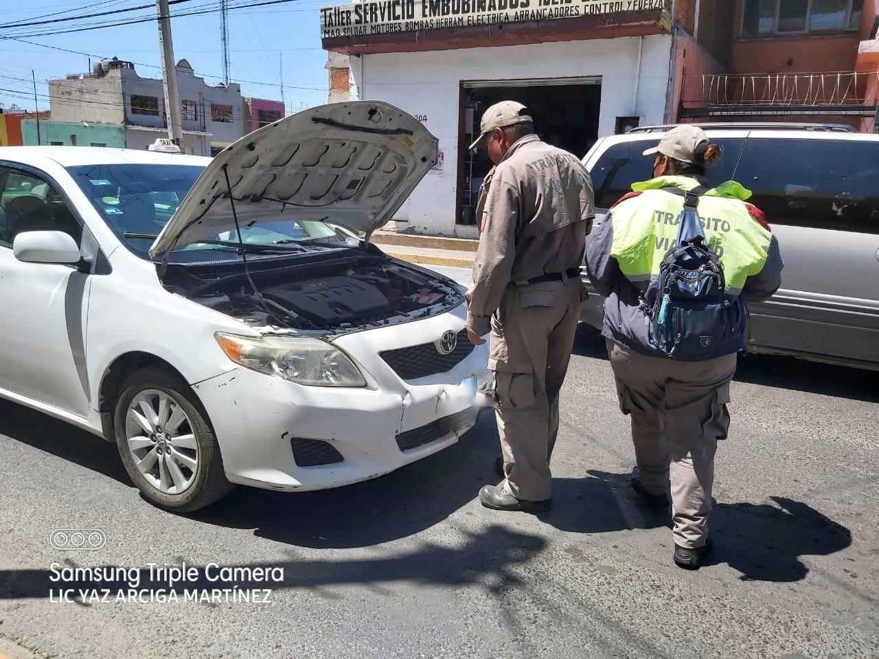 ¡BUENOS ELEMENTOS! VEHÍCULO SUFRE AVERÍA Y OFIALES DE VIALIDAD AUXILIAN A SU DUEÑA