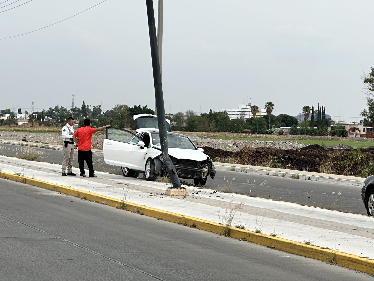 CHOCA VEHÍCULO CONTRA POSTE DE ALUMBRADO PÚBLICO EN CALLE VERACRUZ ...