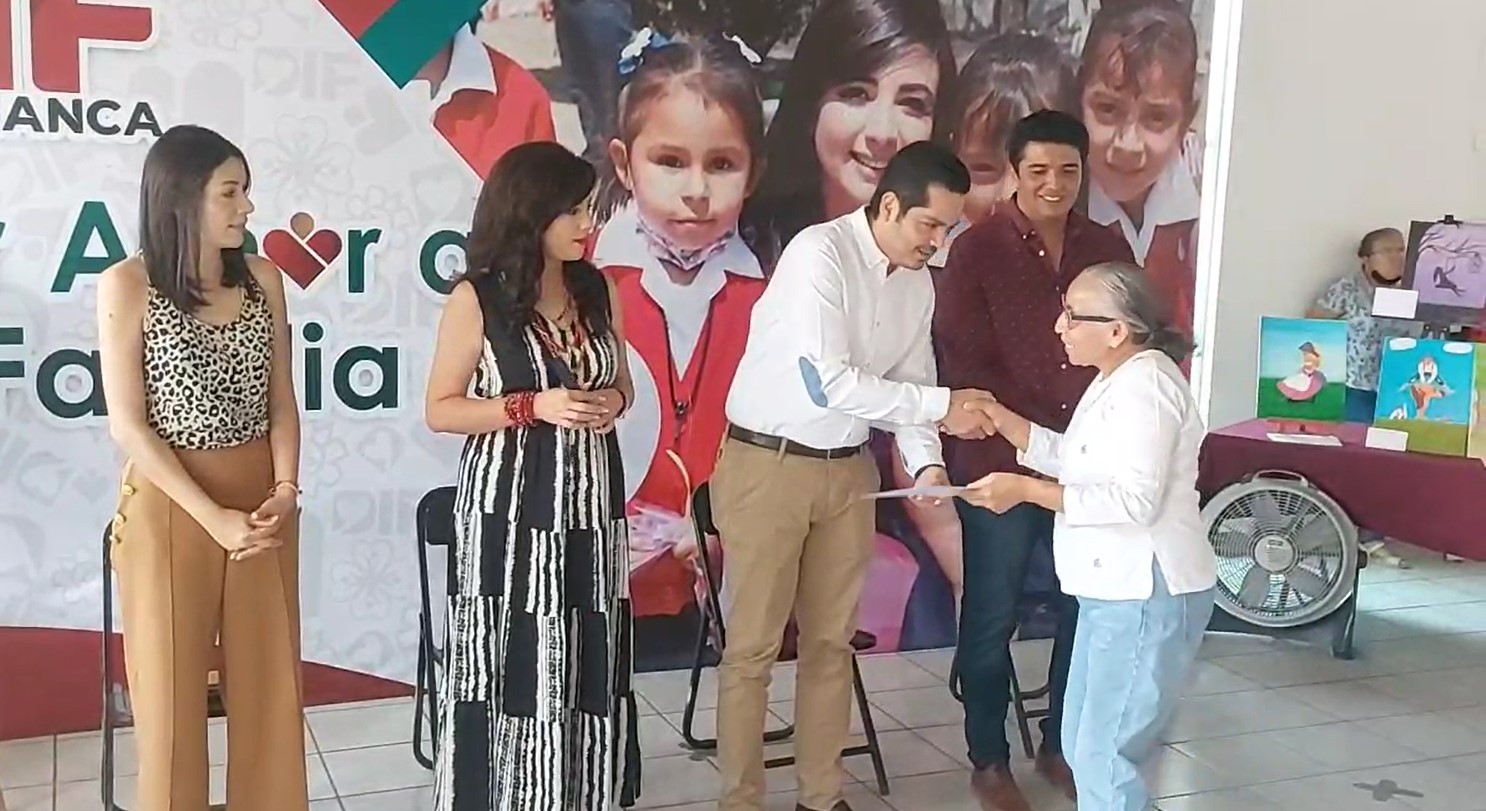 CELEBRAN EL DÍA DE LAS MADRES EN EL CENTRO GERONTOLÓGICO DE SALAMANCA.
