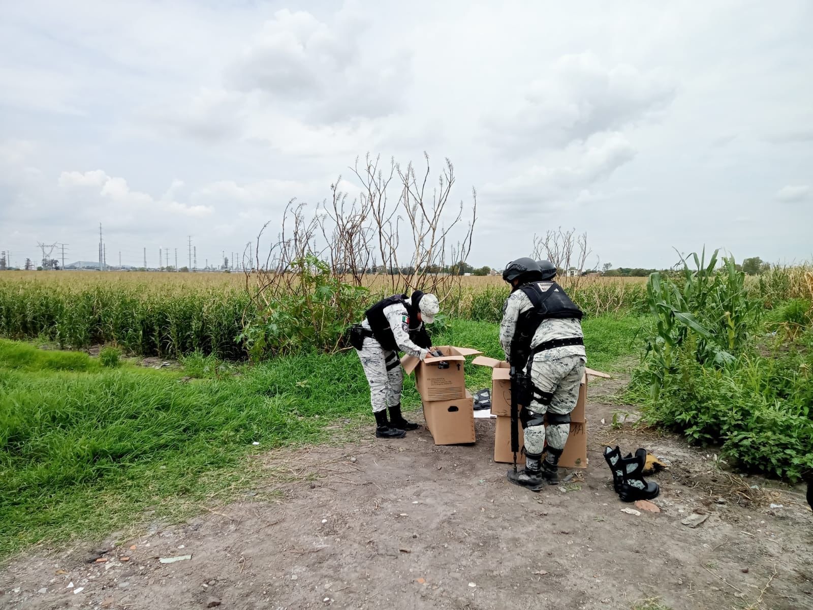 💥 RECUPERAN UNIFORMES DE GUARDIA NACIONAL TRAS ASALTO A CAMIÓN DE CARGA EN SALAMANCA