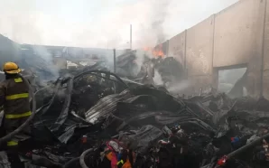 SE INCENDIA BODEGA EN LEÓN CON 80 TONELADAS DE ROPA