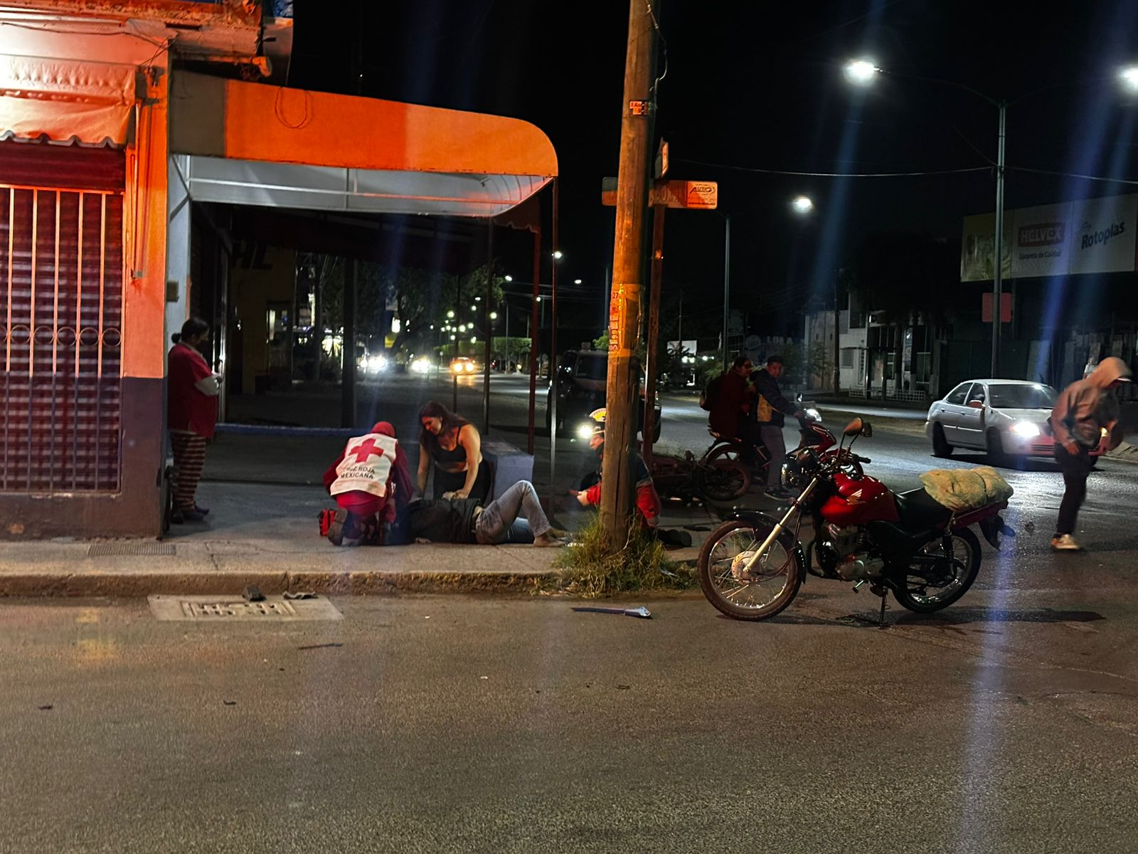 ACCIDENTE VEHICULAR DEJA A UN MOTOCICLISTA LESIONADO EN CALLE MORELOS, ESQUINA CON CAZADORA