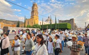 EN ACÁMBARO FAMILIAS MARCHAN POR LA PAZ