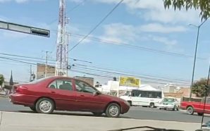 AUTOMOVILISTAS IGNORAN SEÑALAMIENTOS EN BLVD. VALLE DE SANTIAGO; VECINOS PIDEN…