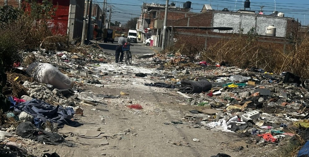 #Salamanca PARA IR A LA ESCUELA, NIÑOS CRUZAN CAMINO INFESTADO DE BASURA; PADRES PIDEN APOYO