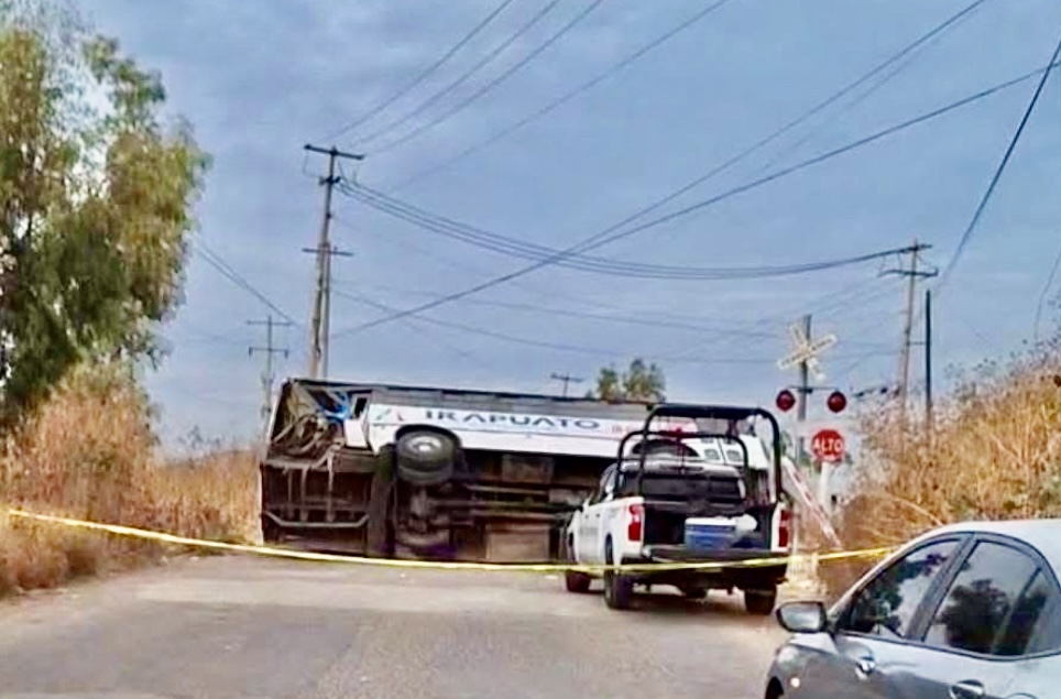 CHOQUE ENTRE AUTOBÚS Y TREN EN IRAPUATO DEJA DOS MUJERES HERIDAS