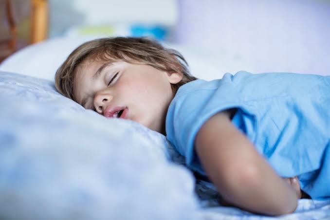 #Salud NIÑOS DESVELADOS? CONSEJOS PARA AJUSTAR SUS HORARIOS DE SUEÑO TRAS LAS VACACIONES
