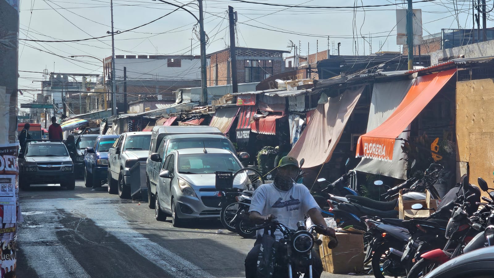 #Salamanca COMERCIANTES DEL MERCADO TOMASA ESTEVES SON CULPABLES DEL CAOS EN LA ZONA, ASEGURAN VECINOS