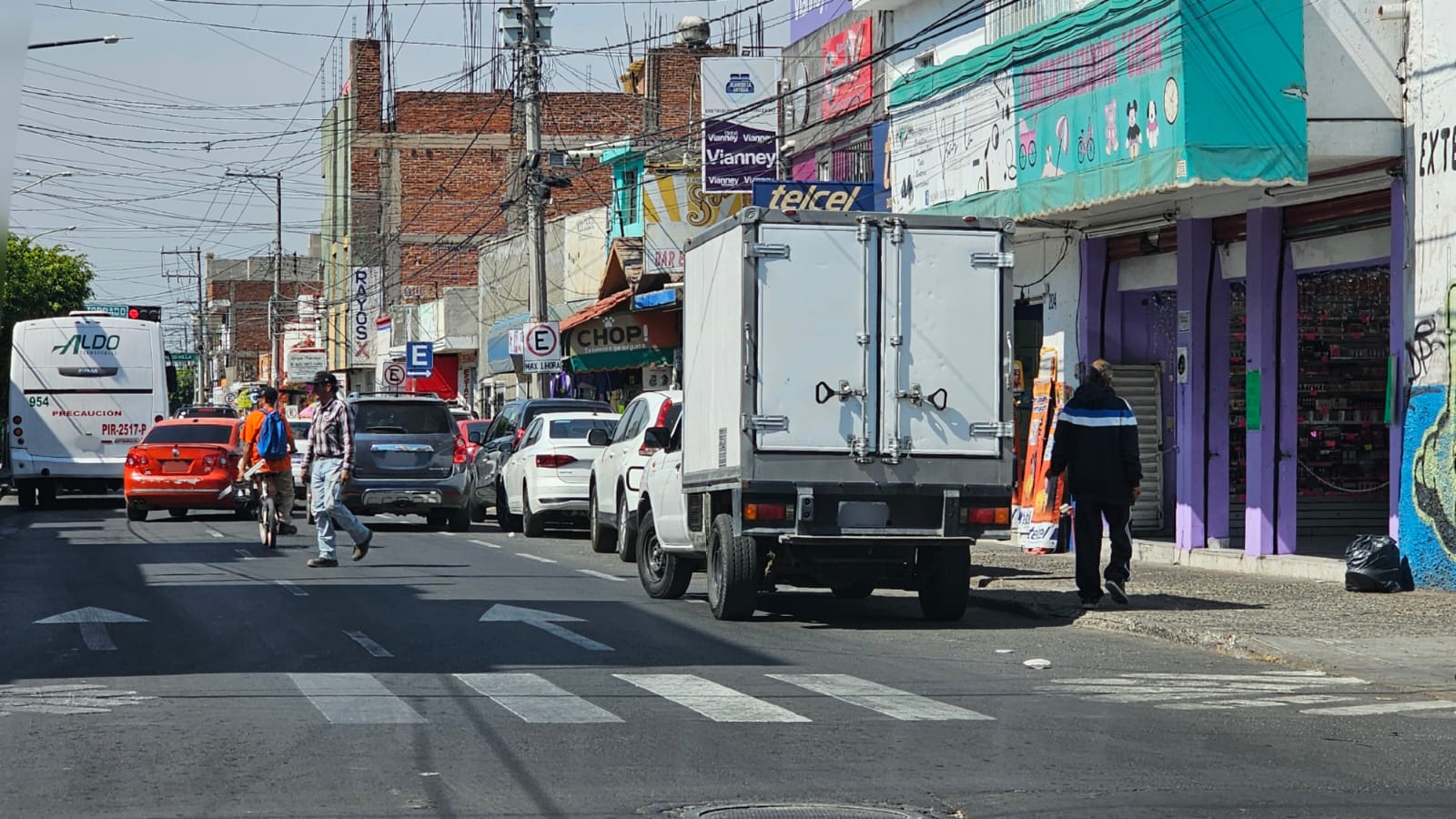 FALTA DE RESPETO A SEÑALAMIENTOS VIALES GENERA CAOS EN ZONA CENTRO DE SALAMANCA