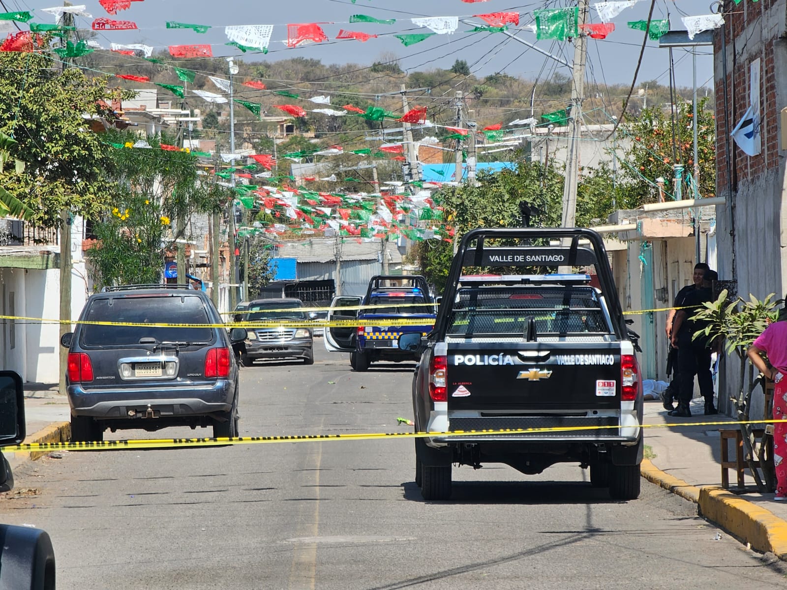 🔴 EJECUTAN A MASCULINO EN CALLE PRINCIPAL DE COLONIA NUEVA DE GUANTES EN VALLE DE SANTIAGO