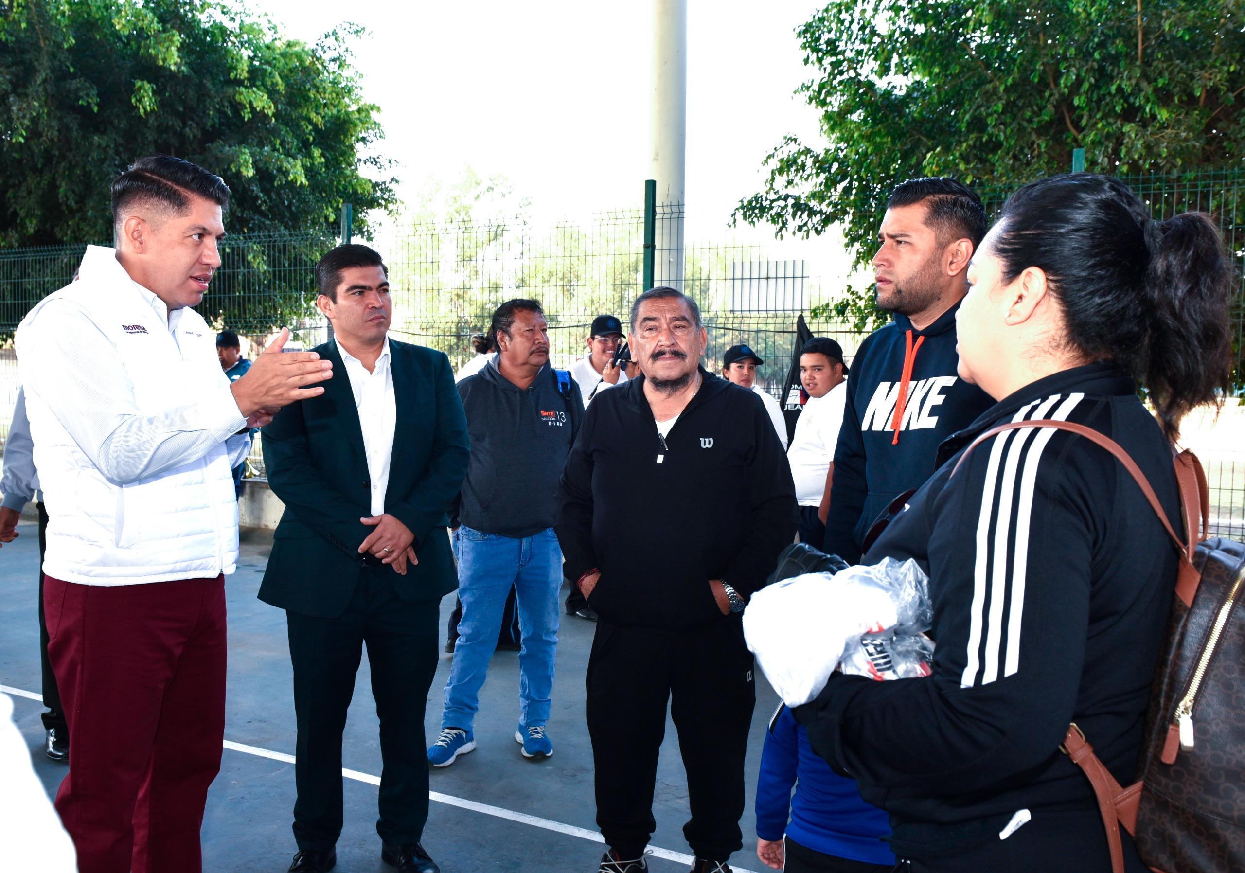 Docentes de la sección 13 se manifiestan y senador Emmanuel Reyes los respalda