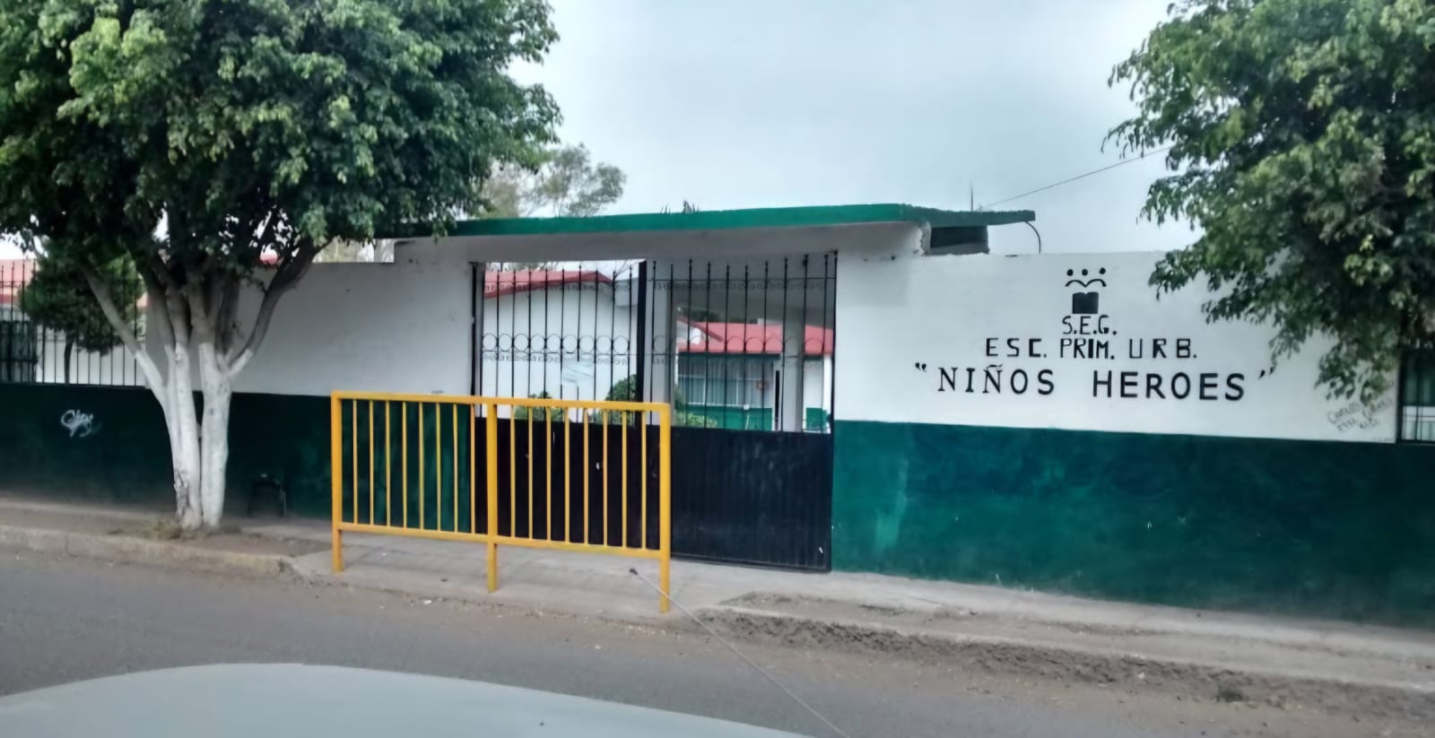 #VozCiudadana PADRES DE FAMILIA EXIGEN APOYO ANTE CONSTANTES ROBOS EN LA ESCUELA NIÑOS HÉROES DE SALAMANCA; HOY LA ENCONTRARON SAQUEADA