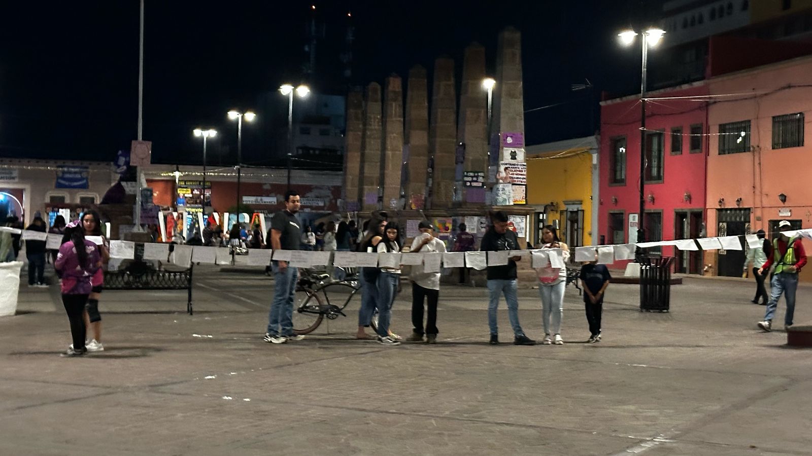 EXHIBEN TENDEDERO DE AGRESORES DURANTE LA MARCHA DEL 8M EN SALAMANCA