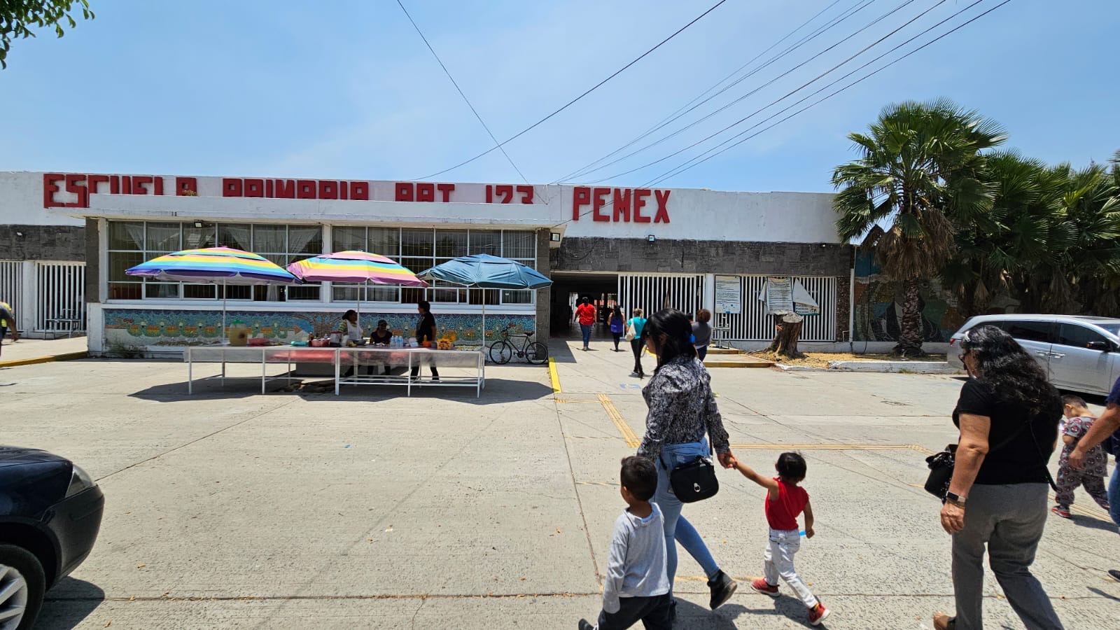 PADRES DE FAMILIA LIMPIAN ESCUELAS PÚBLICAS; UNOS APOYAN, OTROS SE INCONFORMAN, PERO EL RECLAMO APUNTA AL ESTADO