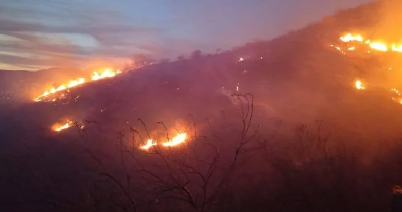 #GuanajuatoCapital FUERTE INCENDIO EN CERRO DE LA BUFA GENERÓ MOLESTIAS EN COLONIAS CERCANAS DEBIDO AL HUMO
