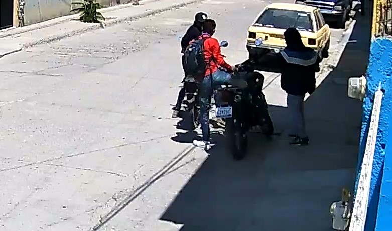 #Salamanca REPORTAN ROBO DE MOTOCICLETA A MANO ARMADA EN COLONIA LOS PINOS