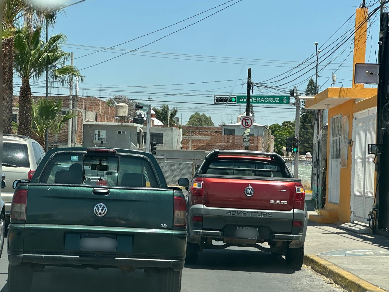 #Salamanca FALTA DE CULTURA VIAL: VEHÍCULOS ESTACIONADOS EN ZONAS PROHIBIDAS ENTORPECEN EL PASO VEHICULAR