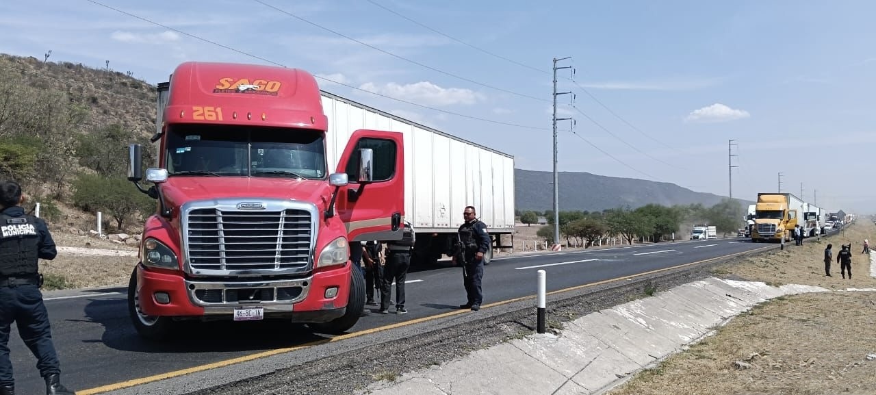 📌#Estatal FRUSTRAN ROBO DE TRACTOCAMIONES EN SAN LUIS DE LA PAZ