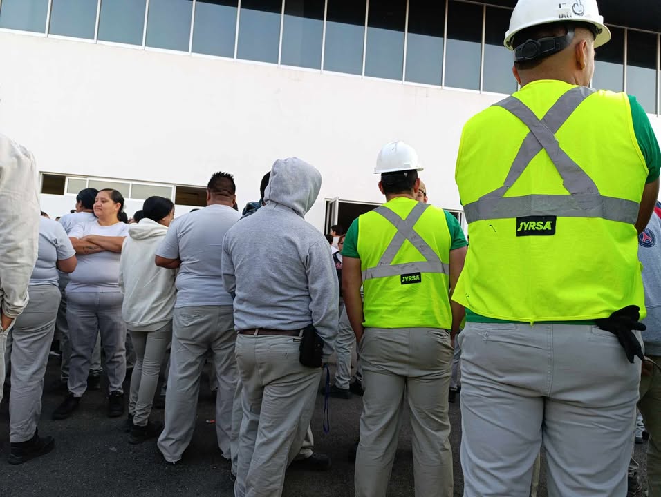 #Irapuato TRABAJADORES DE HELLA AUTOMOTIVE REALIZAN PARO LABORAL POR FALTA DE UTILIDADES