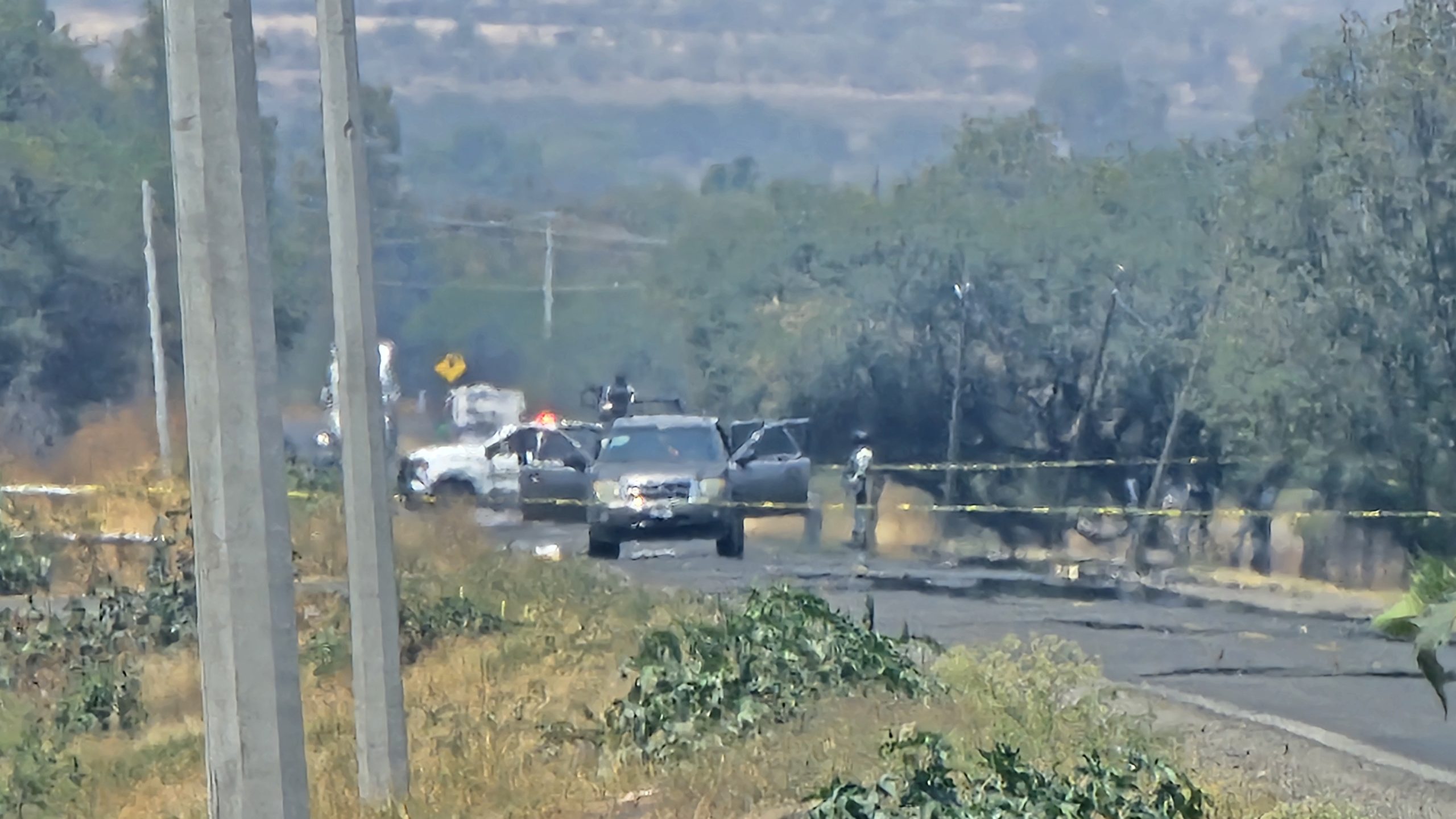#Salamanca CIERRAN CARRETERA SALAMANCA–LA ORDEÑA TRAS HALLAZGO DE CAMIONETA BALEADA EN HACIENDA DE ANCÓN