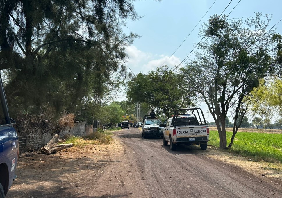 #Salamanca TRES HOMBRES SON ASESINADOS Y VEHÍCULO INCENDIADO EN INMUEBLE DE LA COLONIA CUATRO DE ALTAMIRA