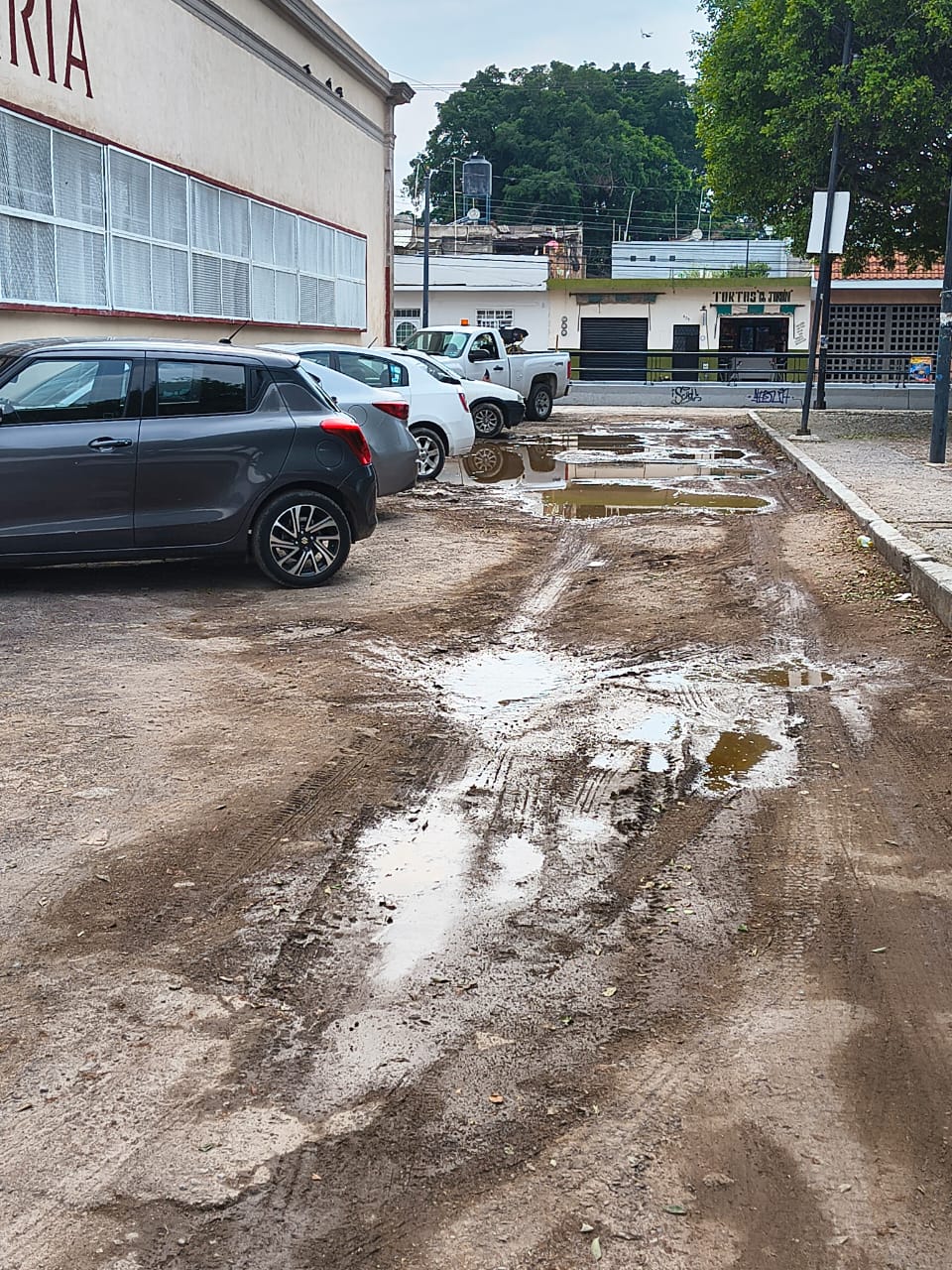 #Salamanca APENAS LLOVIÓ Y YA ES UN LODAZAL”: URGEN PAVIMENTAR CALLE DE LA SECUNDARIA 18 DE MARZO