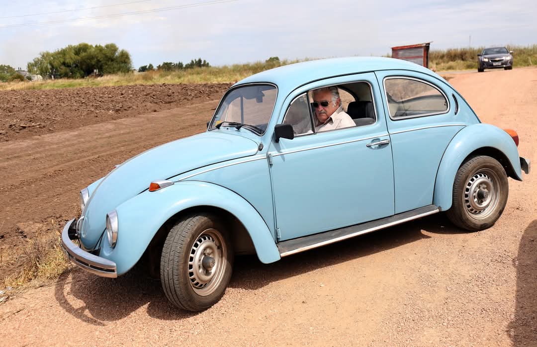 MUJICA Y SU FUSCA, UN ÍCONO DE SIMPLICIDAD Y PRINCIPIOS