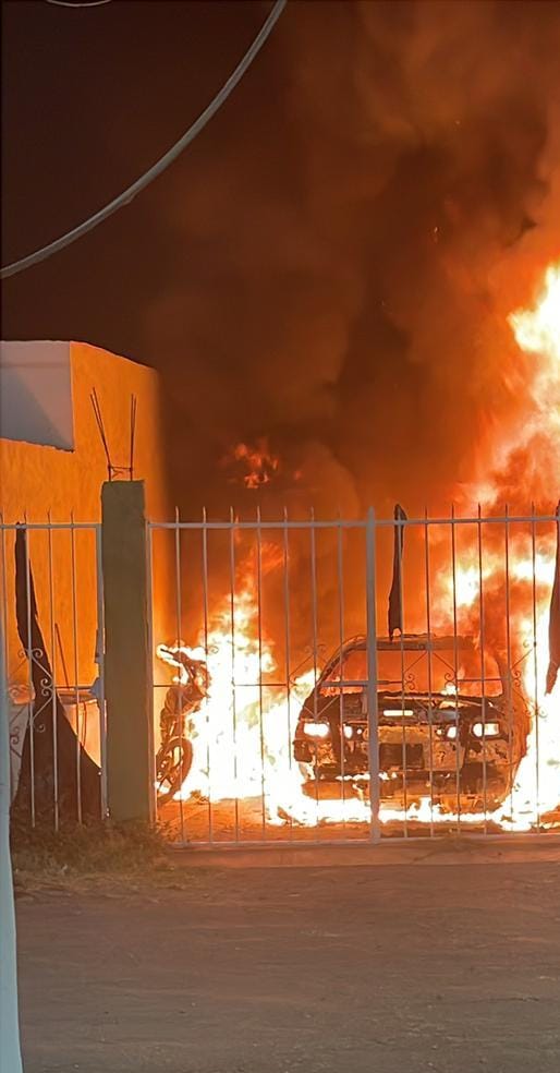 🔴 #Salamanca INCENDIO DE VEHÍCULO EN AMPLIACIÓN FRANCISCO VILLA MOVILIZA A AUTORIDADES