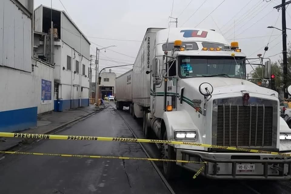 ASALTANTE MUERE TRÁGICAMENTE EN LA CARRETERA MÉXICO-PUEBLA AL SER ATROPELLADO POR EL TRÁILER QUE INTENTABA ROBAR  