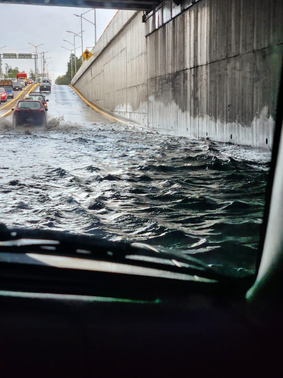 #Celaya LLUVIAS PROVOCAN ENCHARCAMIENTOS EN EL PUENTE DESNIVEL DE CONSTITUYENTES  