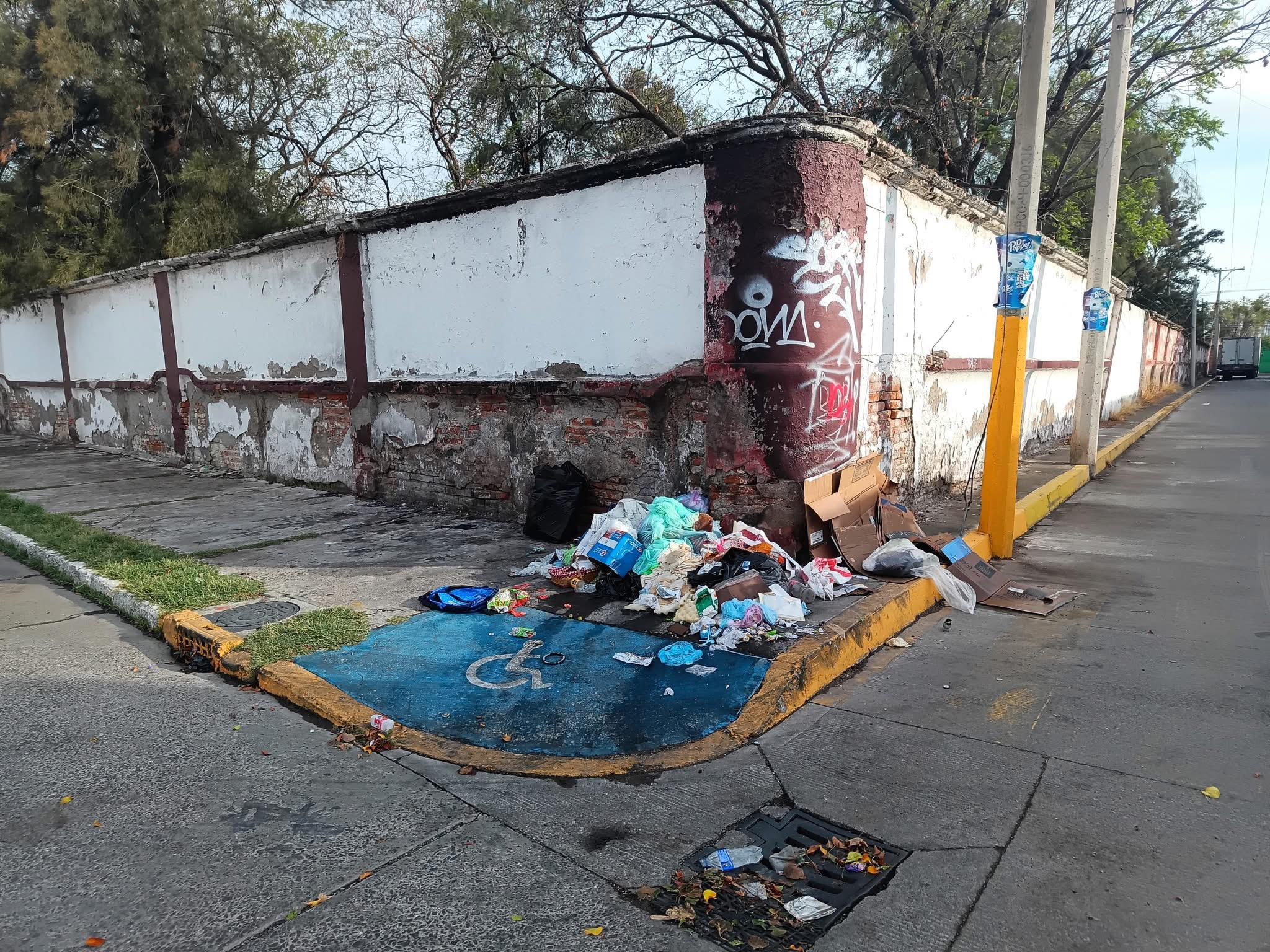 #Salamanca 📍 ¡INDIGNANTE! BASURA EN ESQUINA DEL PANTEÓN LAS FLORES REFLEJA FALTA DE CONCIENCIA CIUDADANA