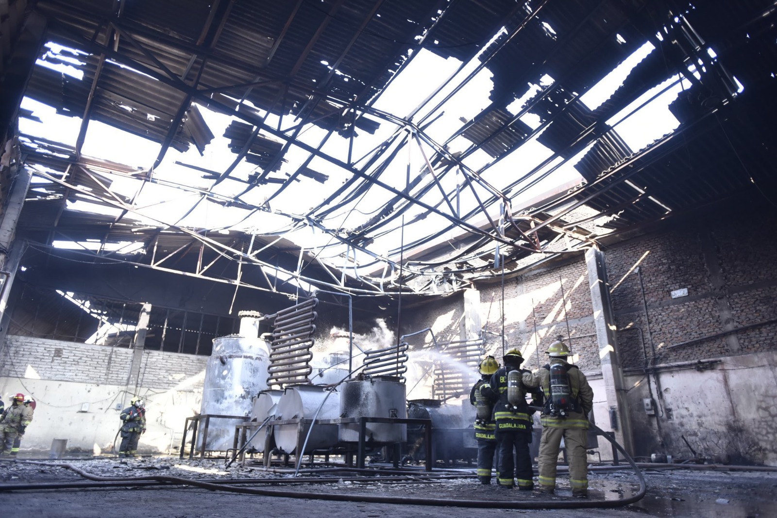 #Nacional INCENDIO EN FÁBRICA DE AEROSOLES DEJA DOS MUERTOS Y TRES DESAPARECIDOS EN ZONA INDUSTRIAL DE JALISCO