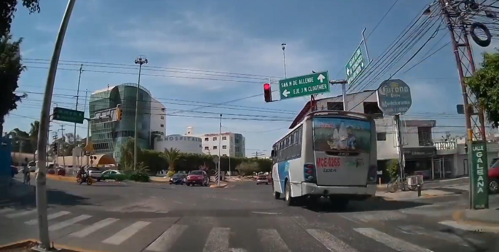 #Celaya CAPTAN A MICROBÚS CONDUCIENDO A EXCESO DE VELOCIDAD, IGNORANDO LA LUZ ROJA PONIENDO EN RIESGO LA INTEGRIDAD DE LOS USUARIOS