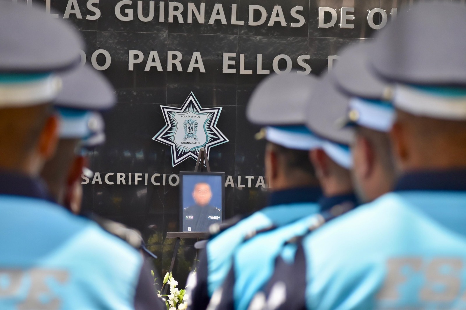 #Estatal RINDEN HOMENAJE A FSPE QUE PERDIÓ LA VIDA EN ACCIDENTE VIAL. RESPONSABLE YA FUE DETENIDO