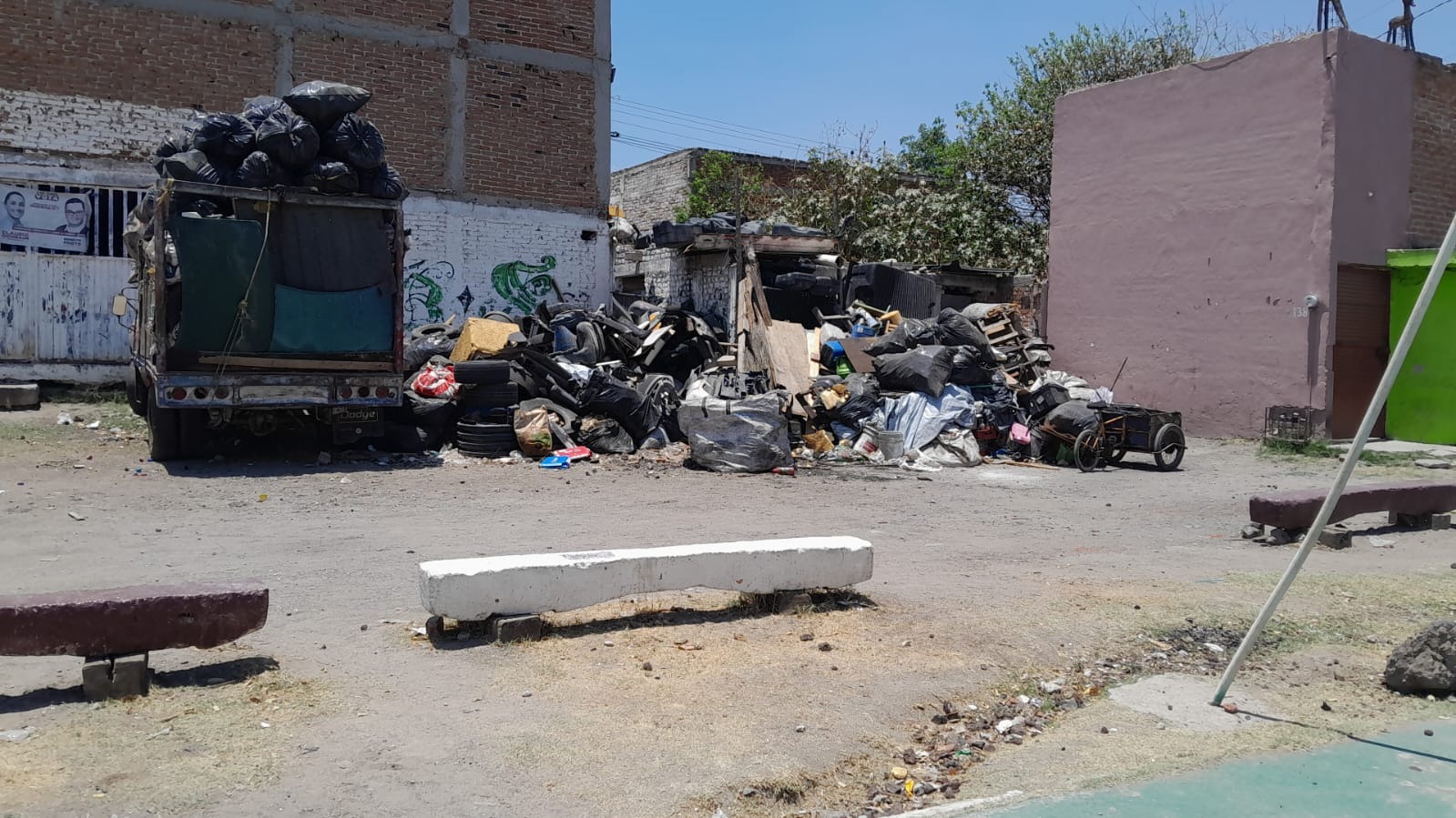 #Salamanca DENUNCIAN POSIBLE FOCO DE INFECCIÓN Y PRESENCIA DE ALACRANES EN LA COLONIA LA CRUZ POR ACUMULACIÓN DE BASURA