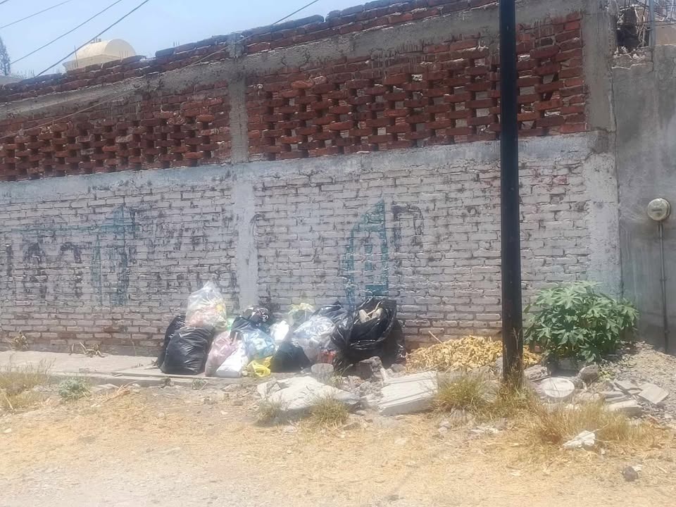 #Salamanca VECINOS DE PALO BLANCO DENUNCIAN SALÓN DE EVENTOS QUE DEJA BASURA EN LA CALLE
