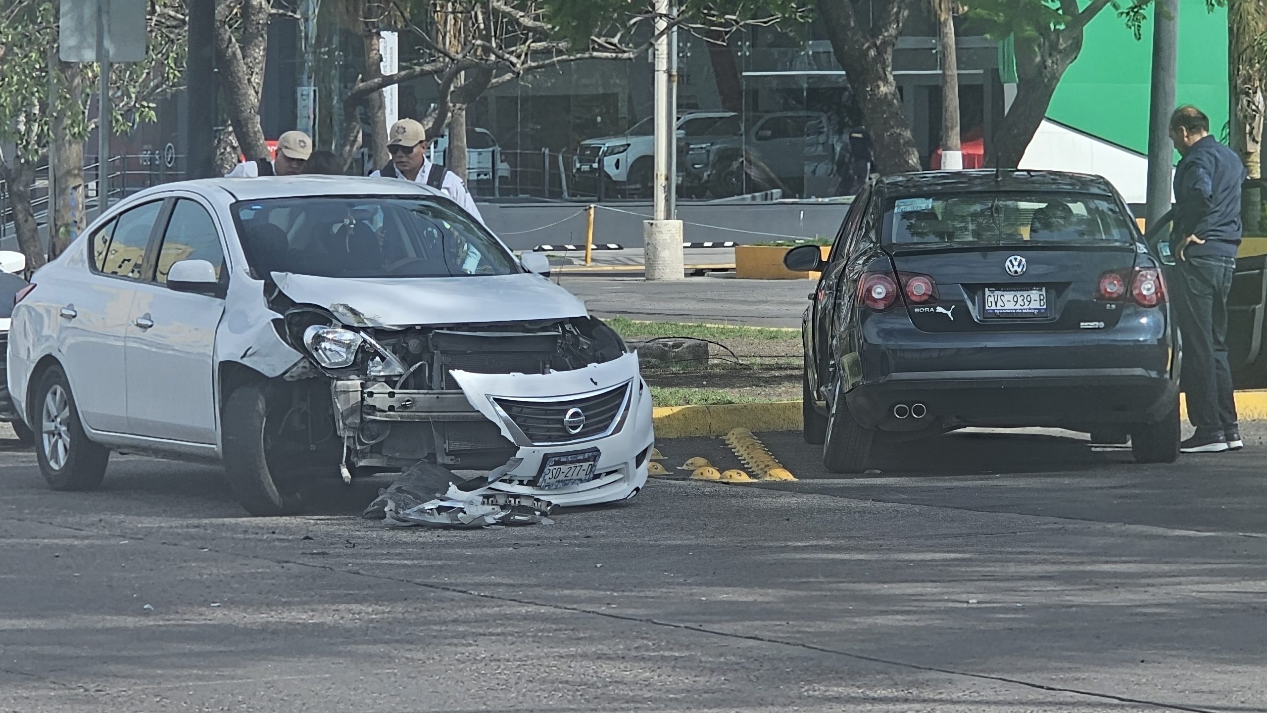 #Salamanca FUERTE CHOQUE ENTRE VERSA Y JETTA EN BLVD. FAJA DE ORO DEJA SÓLO DAÑOS MATERIALES