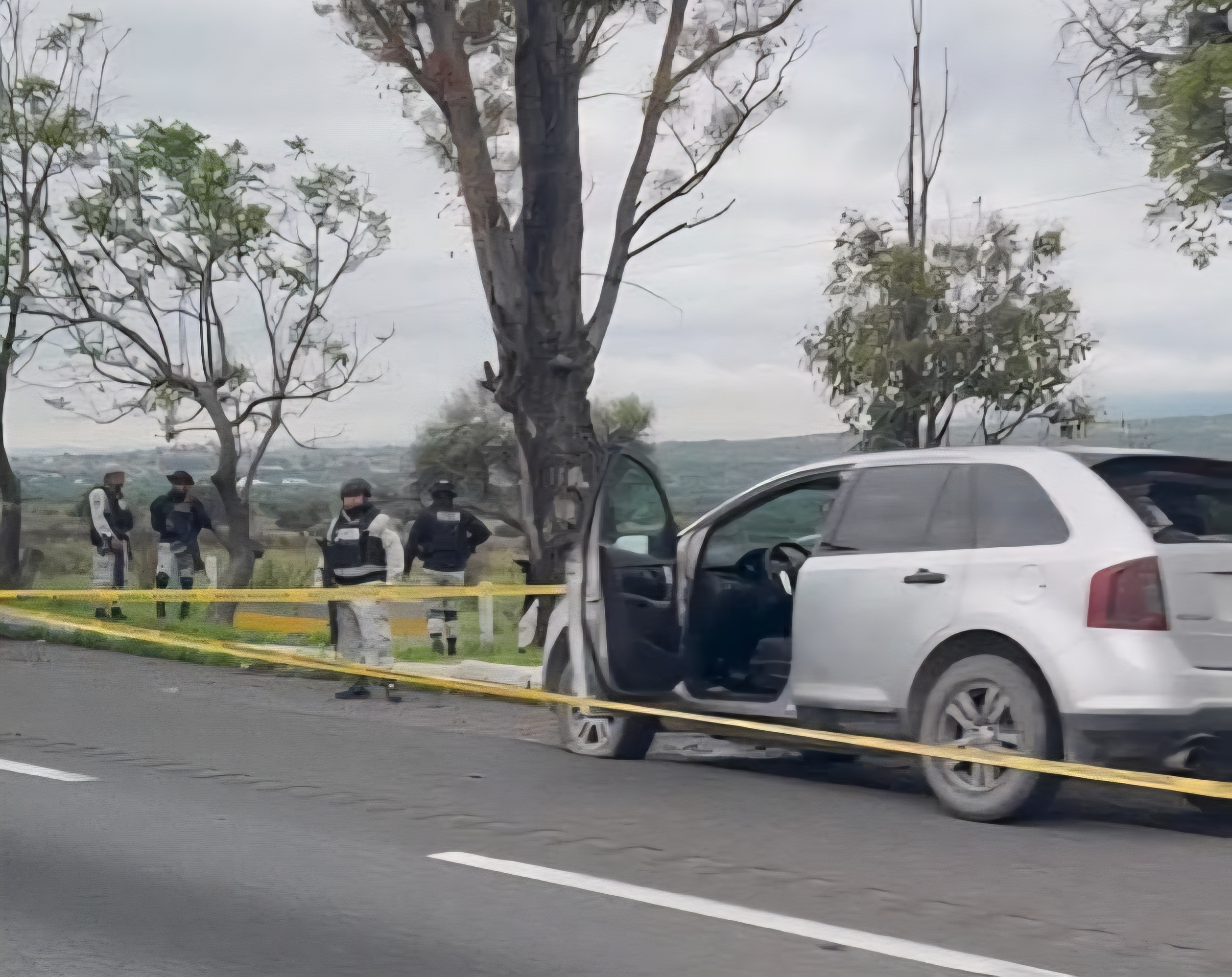 CONDUCTORES ALERTAN SOBRE VEHÍCULO CON IMPACTOS EN LA AUTOPISTA CELAYA-QUERÉTARO 