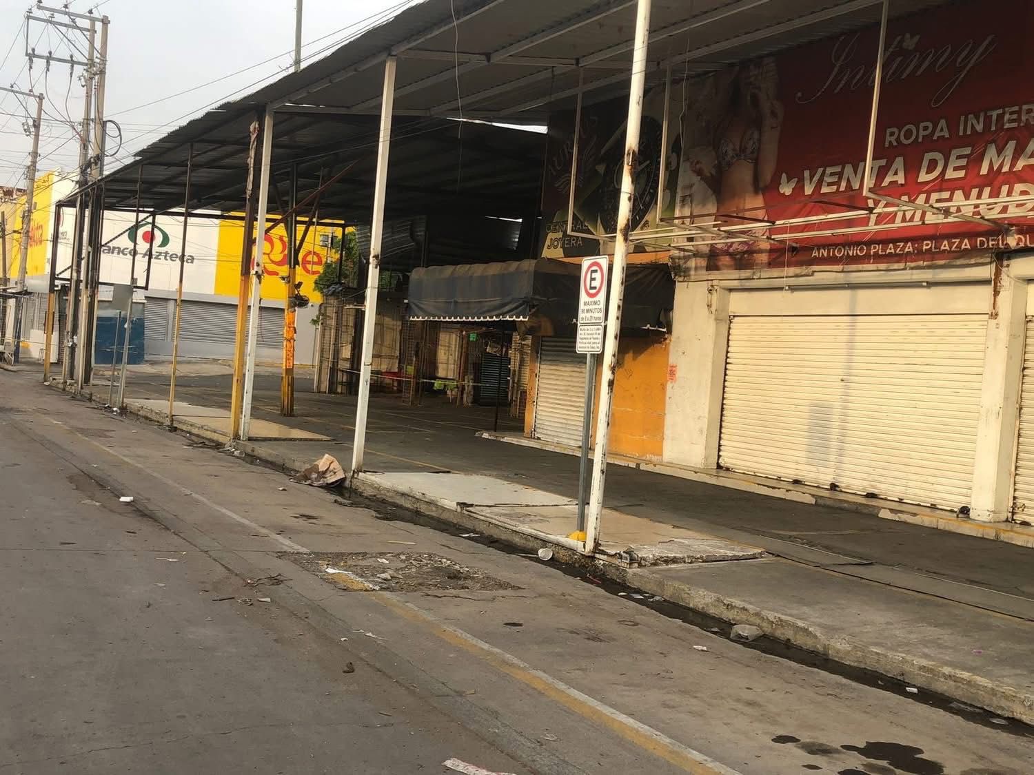 #Celaya RETIRAN ESTRUCTURAS DE COMERCIANTES IRREGULARES EN LA PLAZA QUINTO SOL