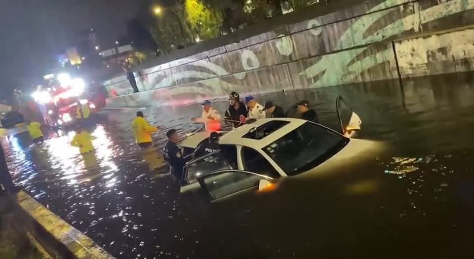 INUNDACIONES EN EL VALLE DE CHALCO, AUTORIDADES RESCATAN AUTOMOVILISTAS  