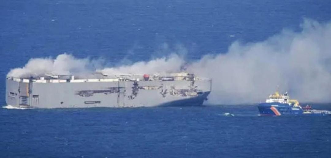EVACUAN A TRIPULACIÓN DE BARCO CON 3 MIL AUTOS