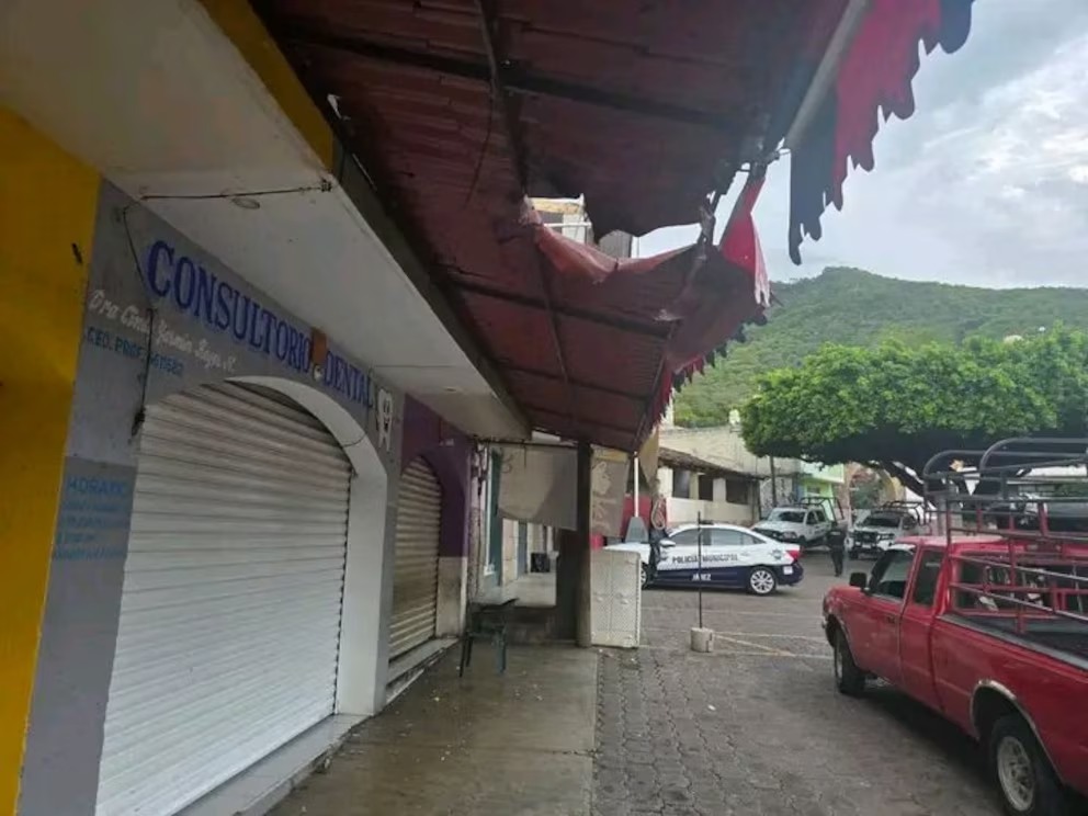 #Nacional #Michoacán SUPUESTO ATAQUE CON DRONES A PRESIDENCIA MUNICIPAL DE BENITO JUÁREZ MOVILIZA A ELEMENTOS DE SEGURIDAD 