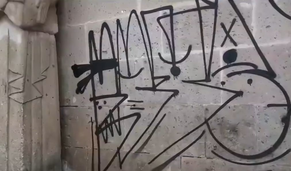 #Nacional INDIGNACIÓN EN MICHOACÁN. VANDALIZAN LA CATEDRAL CON ENORME GRAFITI