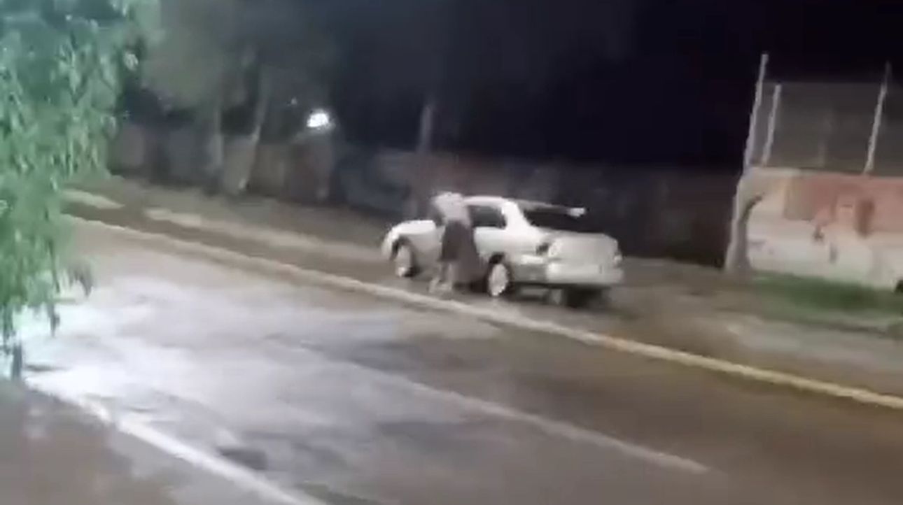 HÉROE SIN CAPA ¡Y ES SALMANTINO! NO LO PENSÓ DOS VECES Y SE LANZÓ AL AGUA PARA AYUDAR A DESCONOCIDO ATRABADO EN EL AGUA