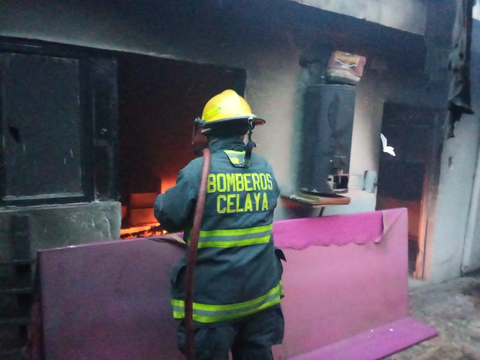 #Celaya RESCATAN A PERRITO ATRAPADO TRAS INCENDIO EN CASA HABITACIÓN